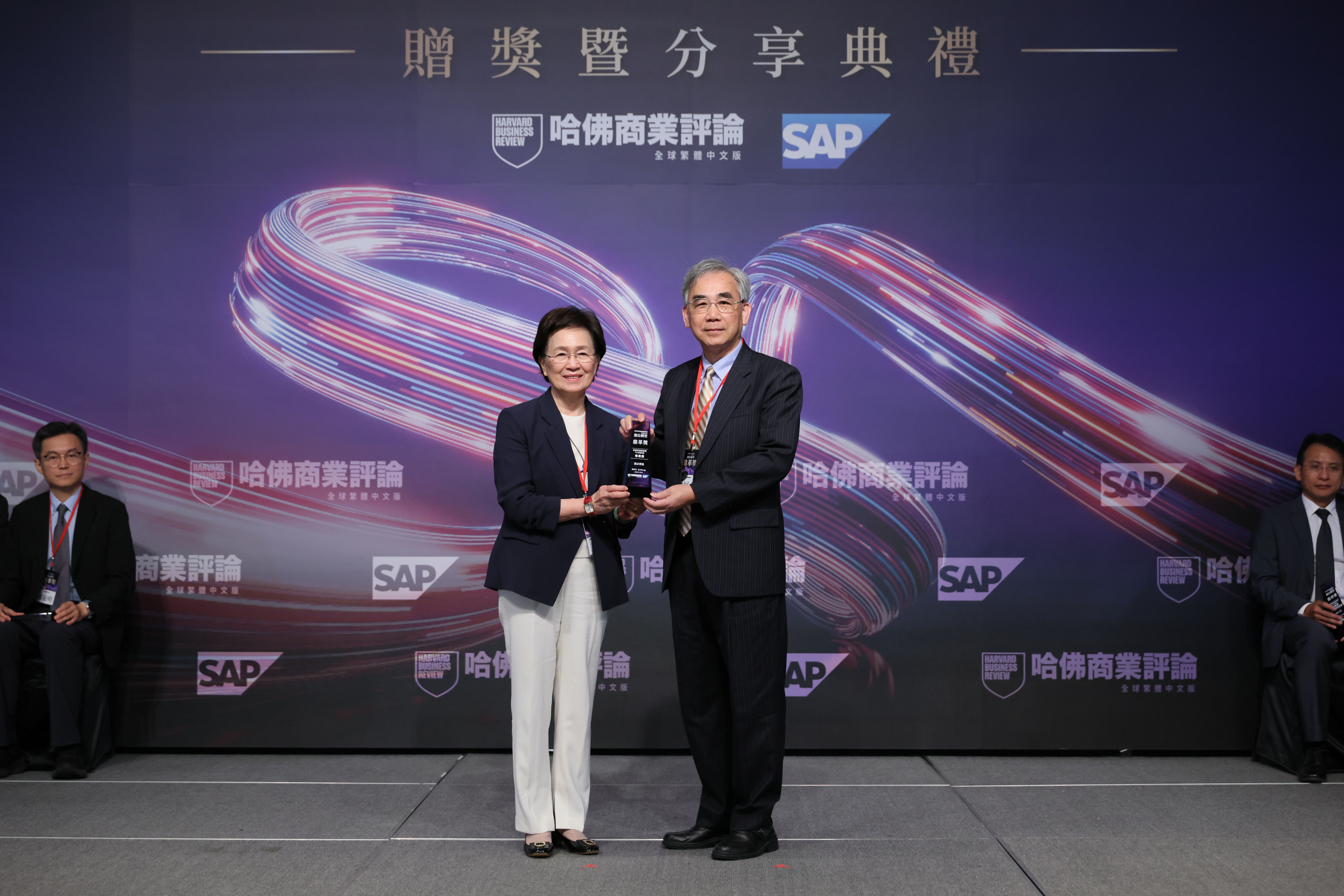 崴正營造勇奪！2025《哈佛商業評論》「數位轉型鼎革獎」